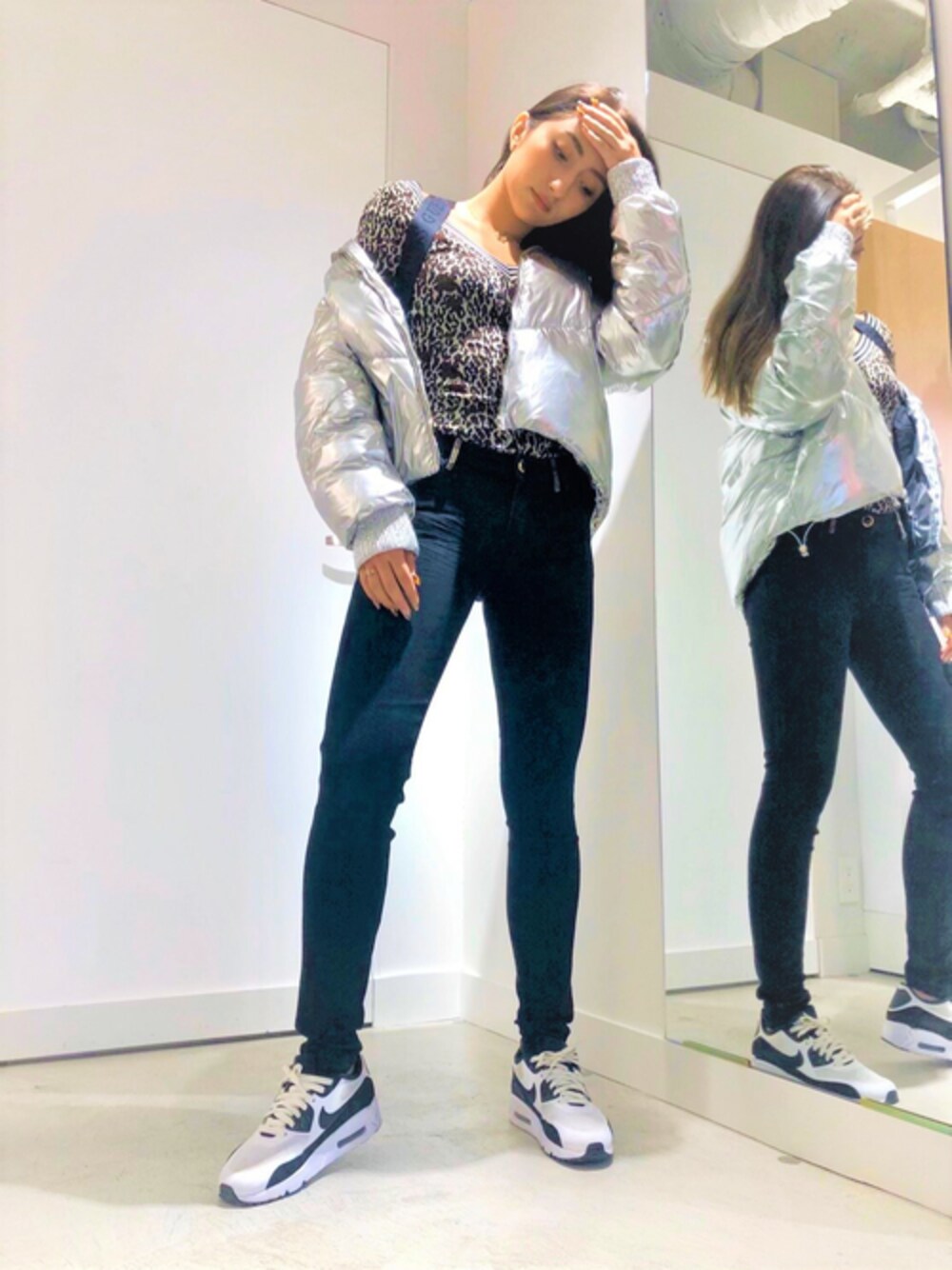 「ニット、ダウンジャケット、秋のコーデ、大人カジュアル、スポーツミックス、guess」｜「GuessのBRUNA LAMINATED PADDED JACKET（その他アウター、ゴールド系）」を使った、GUESS JAPANさん（レディース・161cm）の秋コーディネートの1枚目の写真