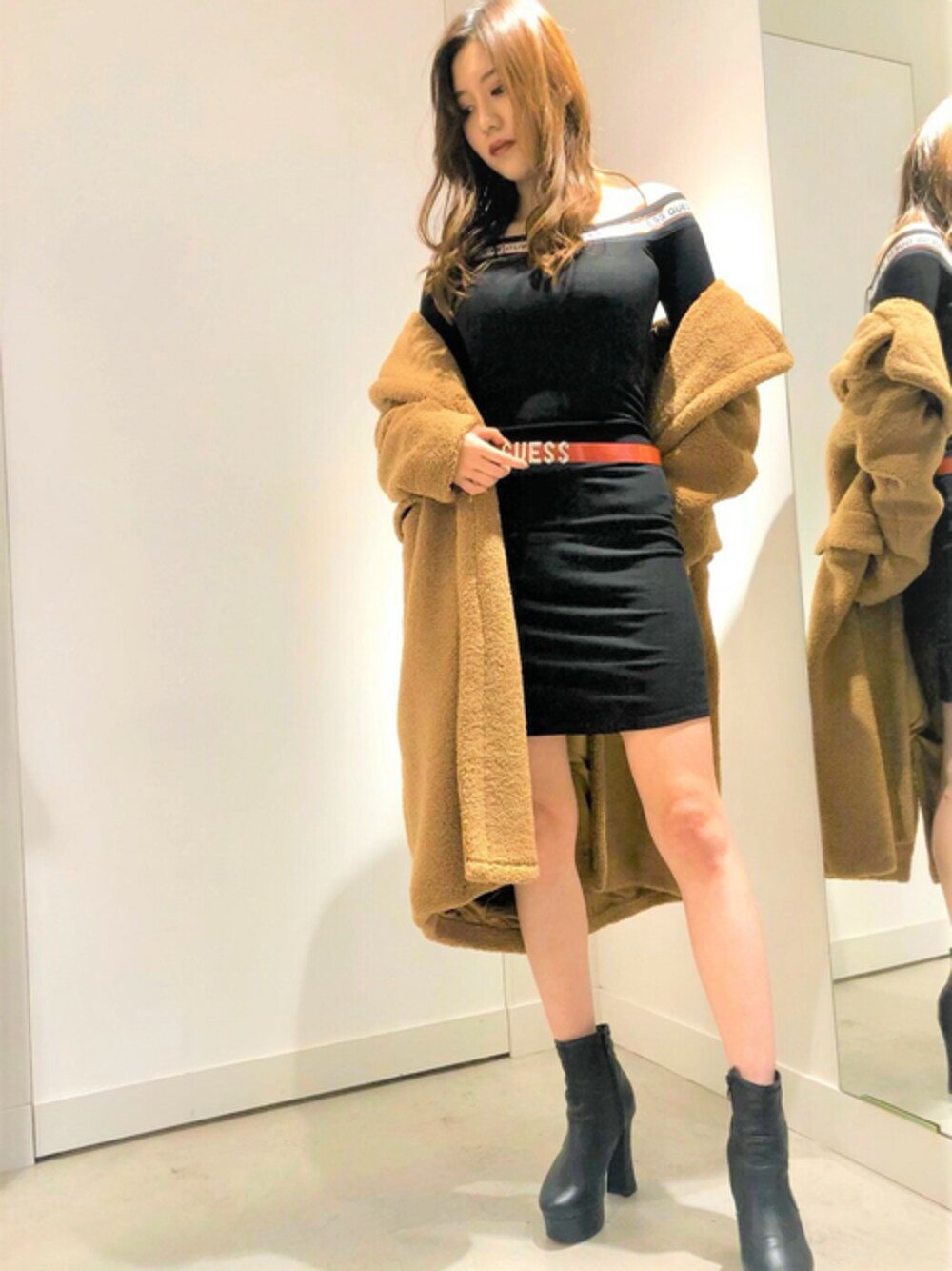 「タイトスカート、ワンピース、ボア、秋のコーデ、ロゴ、ロングコート、ベルト、大人コーデ、guess」｜「GuessのCLASSIC LAPEL COAT（その他アウター、ベージュ系）」を使った、GUESS JAPANさん（レディース・162cm）の秋コーディネートの1枚目の写真