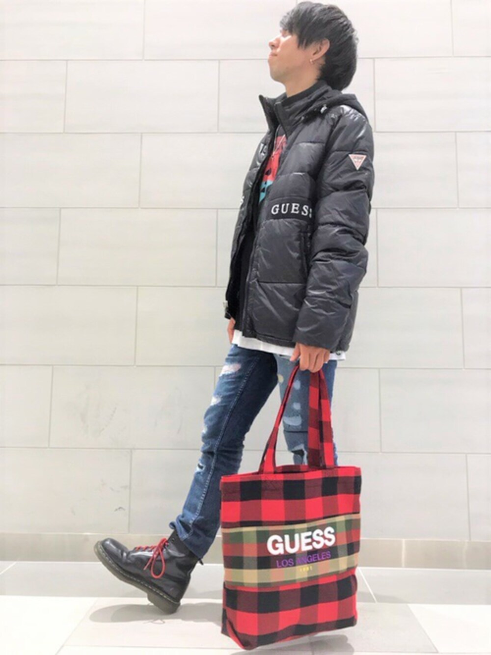 「チェック、トートバッグ、ダウンジャケット、秋のコーデ、ロゴ、スポーツミックス、guess」｜「GuessのCHALLENGER LOGO TAPE PUFFER JACKET（ブルゾン、ブラック系）」を使った、GUESS JAPANさん（メンズ・173cm）の秋コーディネートの1枚目の写真