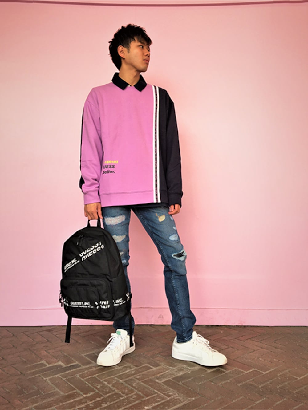 ブルー系のポロシャツ、パープル系のスウェット、ブラック系のバックパック/リュックを着用したメンズの秋コーディネートの1枚目の写真