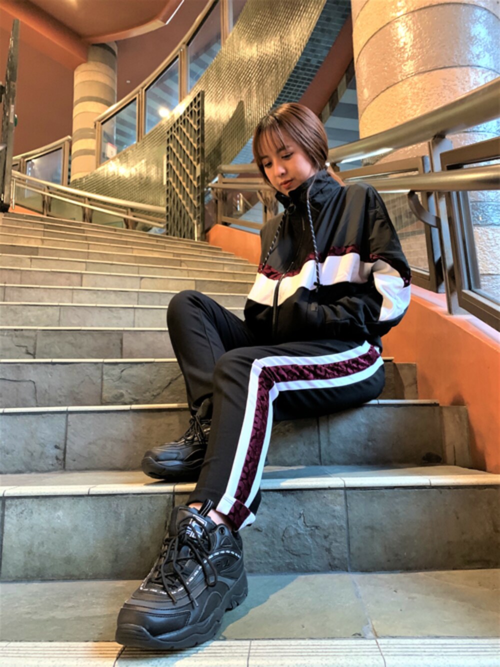 ブラック系のジャージ、ブラック系のその他パンツを着用したレディースの秋コーディネートの1枚目の写真