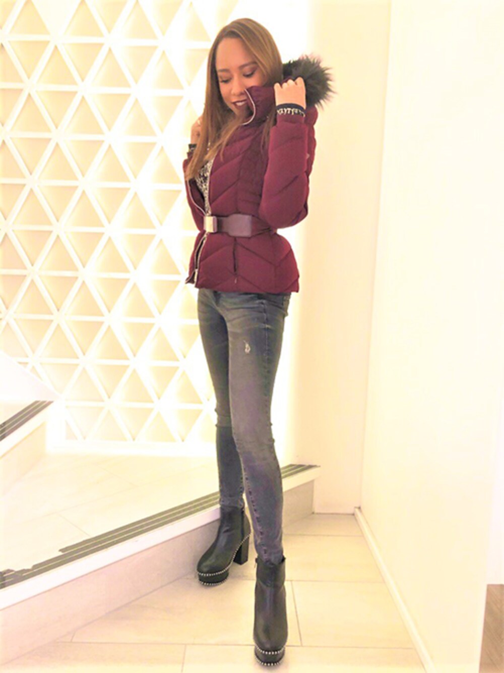 レッド系のダウンジャケット/コート、その他のニット/セーター、ブラック系のデニムパンツを着用したレディースの秋コーディネートの1枚目の写真