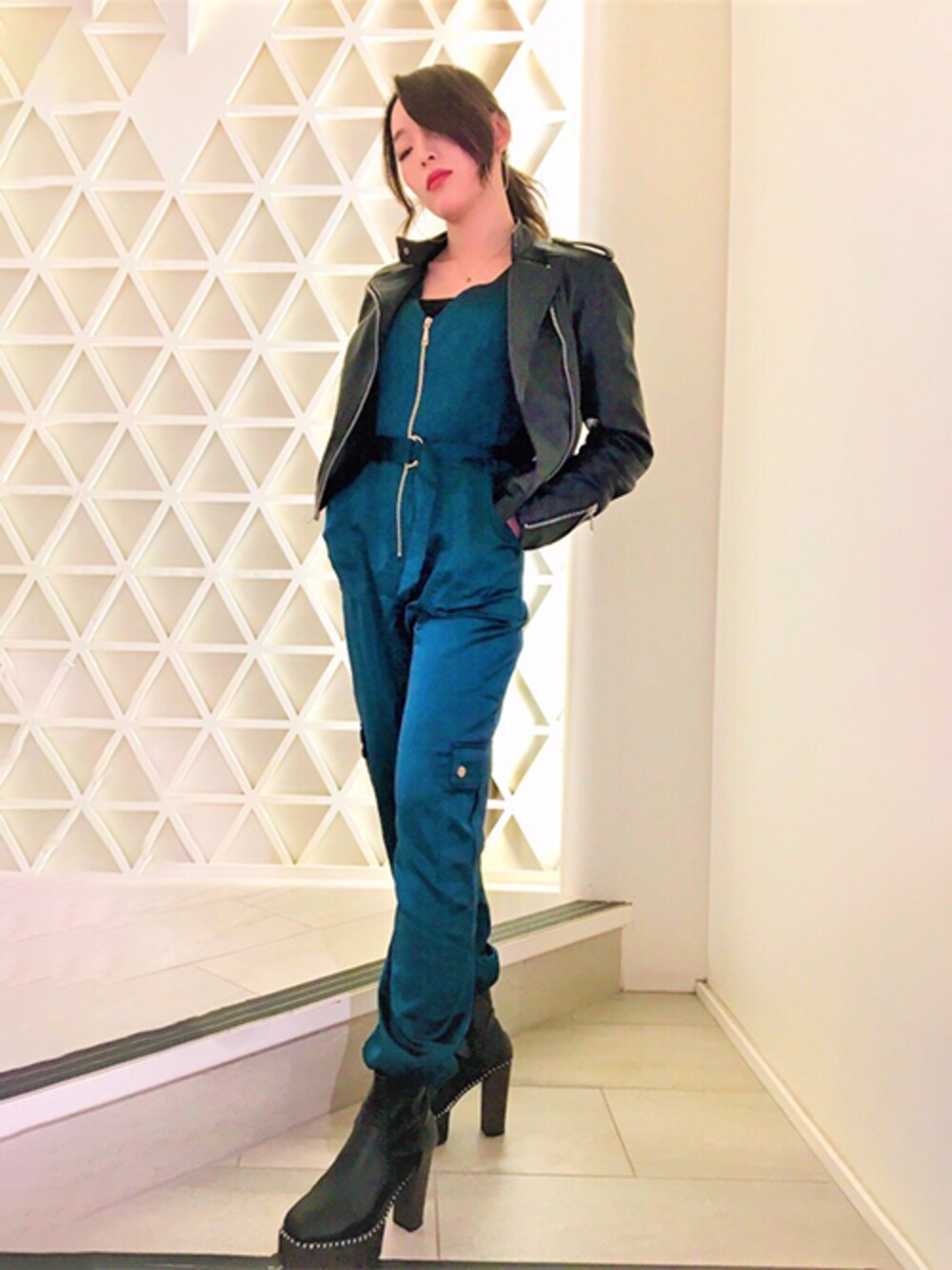 ブラック系のライダースジャケット、その他のつなぎ/オールインワンを着用したレディースの秋コーディネートの1枚目の写真