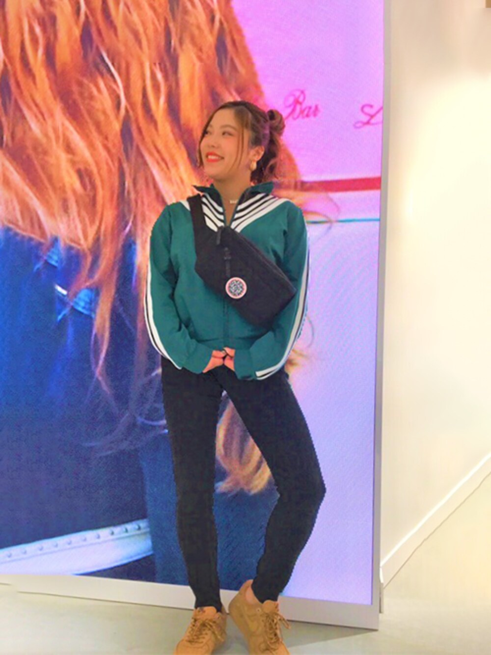 「カジュアル、秋のコーデ、ロゴ、ジャージ、スポーツミックス、デニムパンツ、ウエストポーチ、guess」｜「GuessのHARMONY TRACK JACKET（ジャージ、グリーン系）」を使った、GUESS JAPANさん（レディース・161cm）の秋コーディネートの1枚目の写真