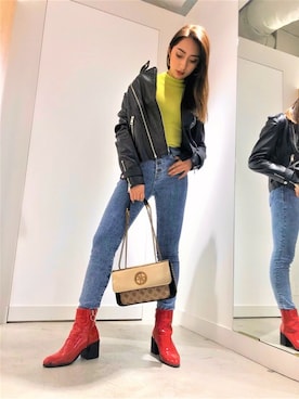 「タートルネック」｜「アイテム（ライダースジャケット）」を使った、GUESS JAPANさん（レディース・162cm）の秋コーディネート