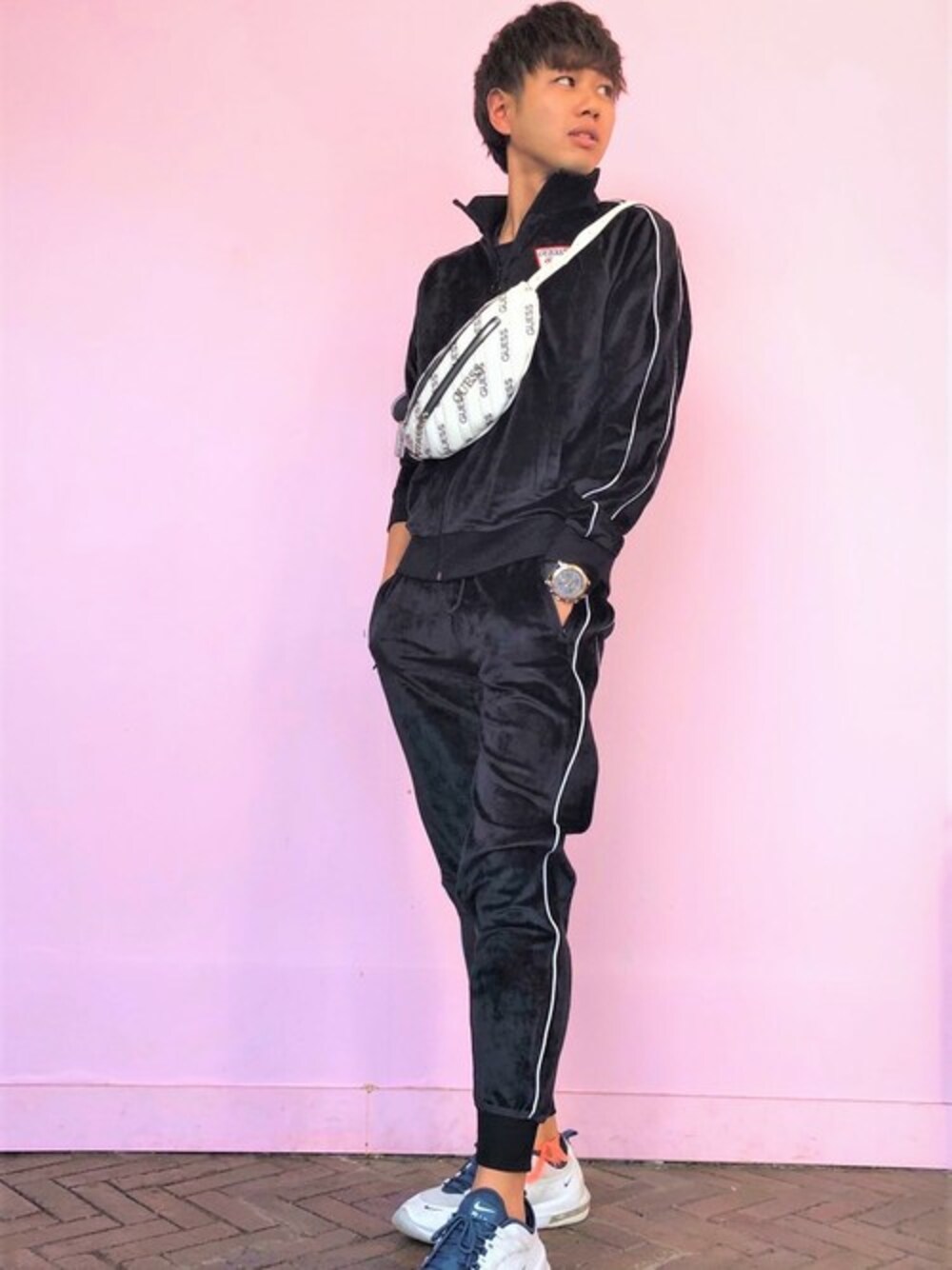 ホワイト系のボディバッグ/ウエストポーチ、ブラック系のジャージ、ブラック系のその他パンツを着用したメンズの秋コーディネートの1枚目の写真