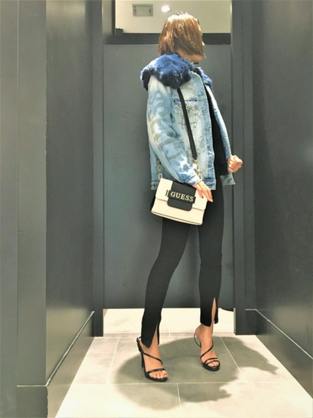 ブラック系のその他パンツ、ホワイト系のショルダーバッグ、ブルー系のデニムジャケットを着用したレディースの秋コーディネートの1枚目の写真