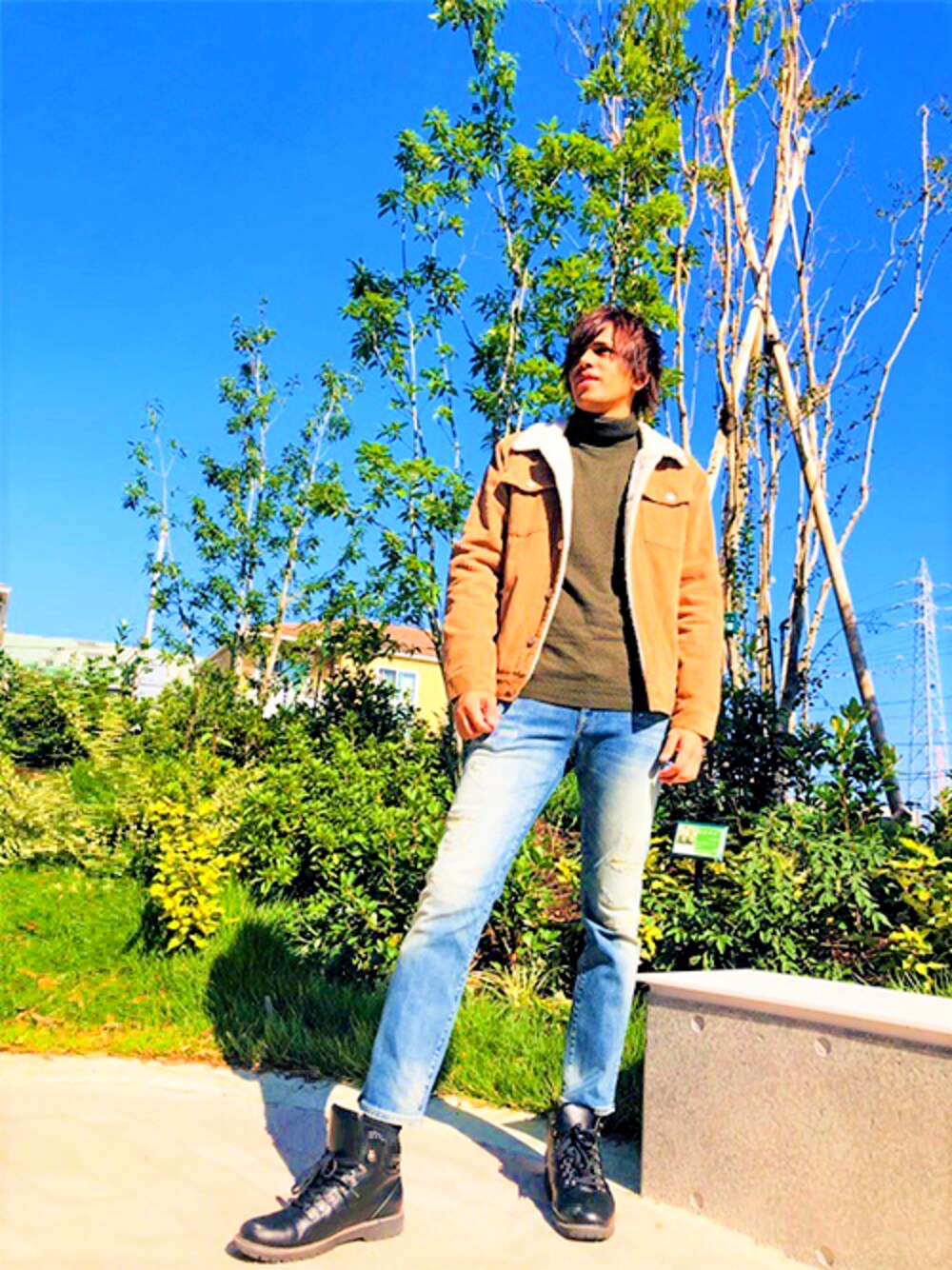 ブラウン系のその他アウター、グリーン系のニット/セーター、ブルー系のデニムパンツを着用したメンズの秋コーディネートの1枚目の写真