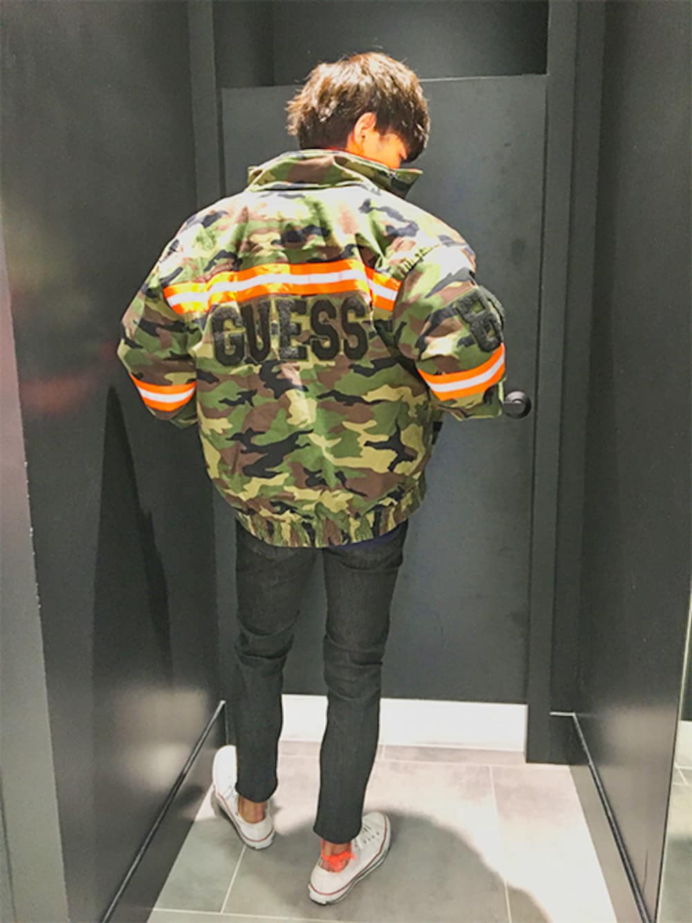 「ニット、ジャケット、秋のコーデ、ストリート、迷彩、ロゴ、スポーツミックス、デニムパンツ、guess」｜「Guessの4G LOGO SWEATER（ニット/セーター、ブラック系）」を使った、GUESS JAPANさん（メンズ・174cm）の秋コーディネートの1枚目の写真