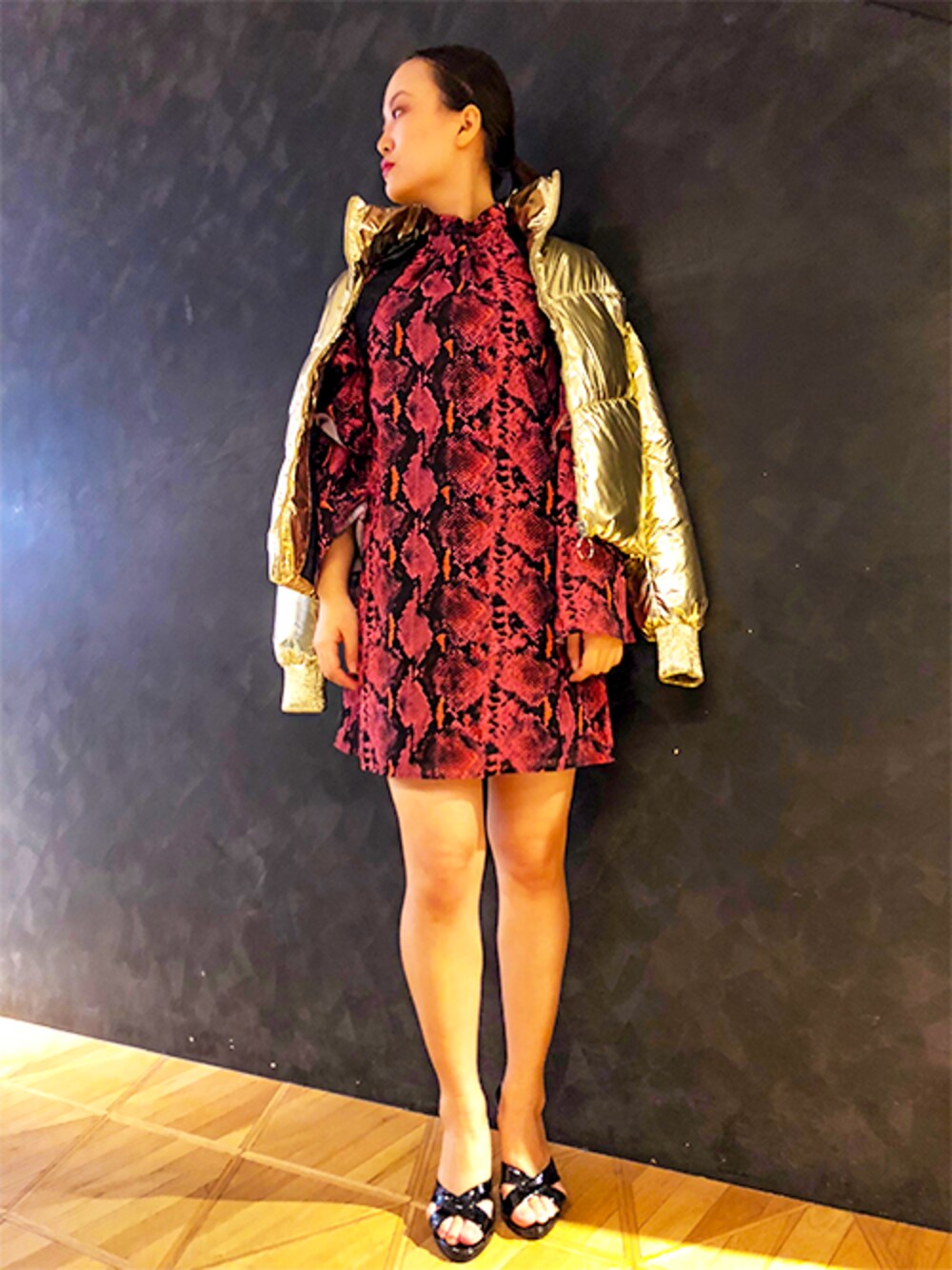 ゴールド系のその他アウター、ピンク系のワンピースを着用したレディースの秋コーディネートの1枚目の写真