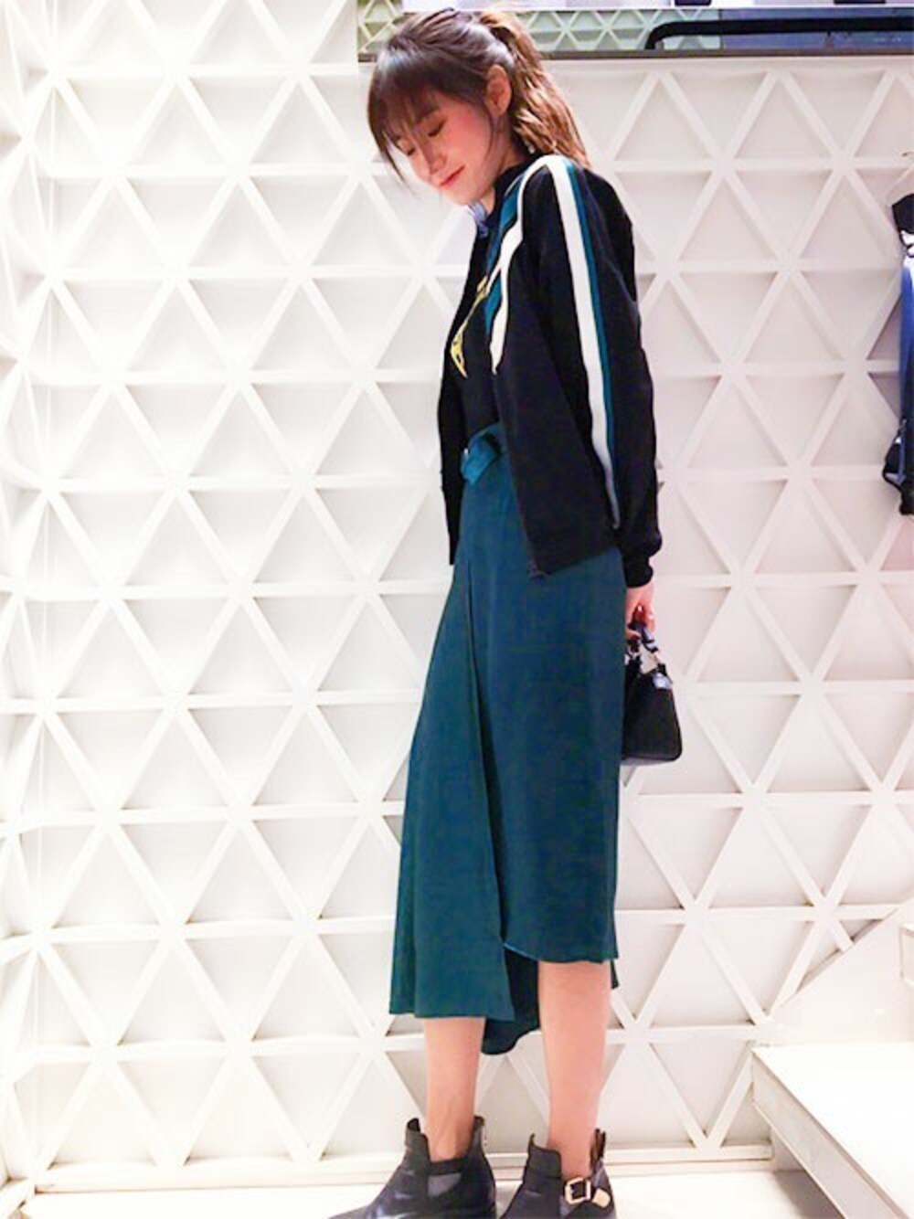 「ロゴT、グリーン、ハンドバッグ、秋のコーデ、ハイネック、アシンメトリー、大人カジュアル、ロングスカート、スポーツミックス、guess」｜「GuessのHARMONY TRACK JACKET（ジャージ、ブラック系）」を使った、GUESS JAPANさん（レディース・172cm）の秋コーディネートの1枚目の写真