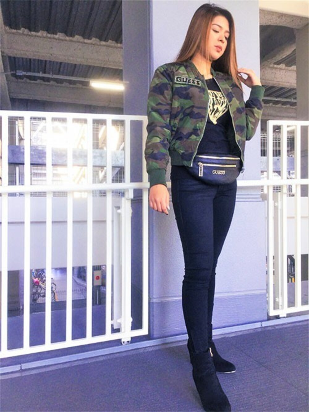 その他のその他アウター、レッド系のTシャツ/カットソー、ブラック系のデニムパンツを着用したレディースの秋コーディネートの1枚目の写真