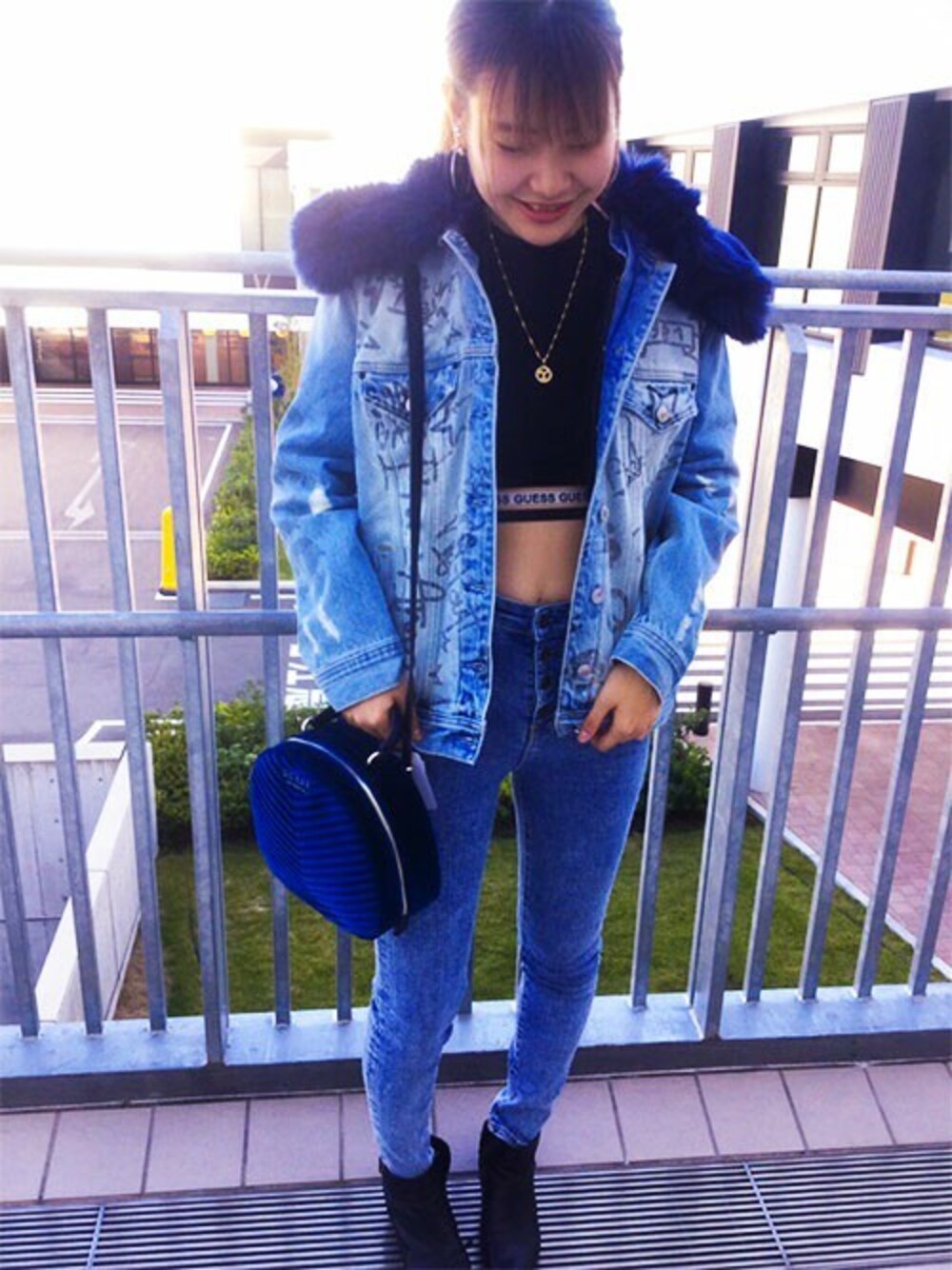 ブルー系のデニムジャケット、ブラック系のその他トップス、ブルー系のデニムパンツを着用したレディースの秋コーディネートの1枚目の写真