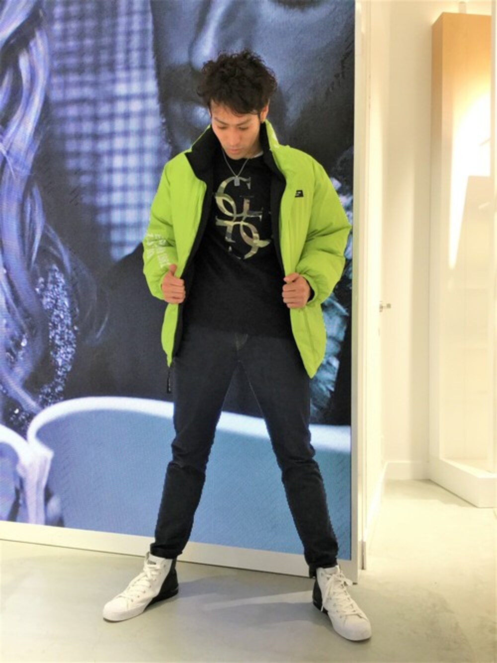 ブルー系のダウンジャケット/コート、ブラック系のTシャツ/カットソー、ブルー系のデニムパンツを着用したメンズの秋コーディネートの1枚目の写真