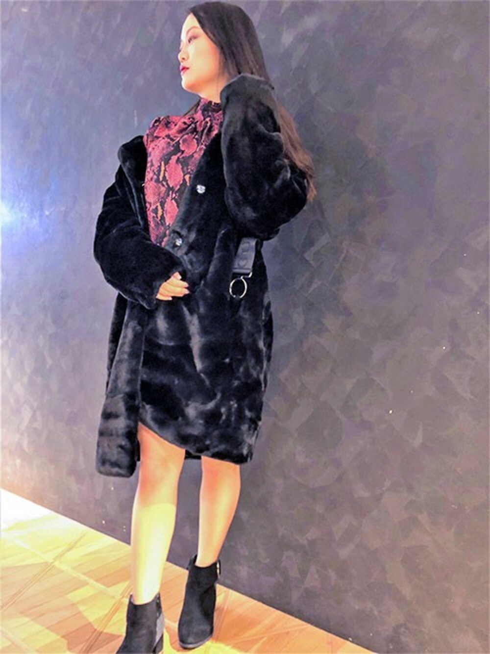 ブラック系のその他アウター、ピンク系のワンピースを着用したレディースの秋コーディネートの1枚目の写真