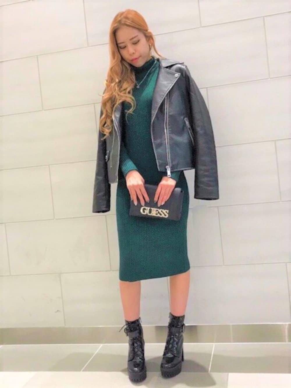 「ニット、ジャケット、ワンピース、ライダース、秋のコーデ、タートルネック、大人カジュアル、低身長、guess」｜「GuessのALMA STUDS BIKER JACKET（ライダースジャケット、ブラック系）」を使った、GUESS JAPANさん（レディース・156cm）の秋コーディネートの1枚目の写真