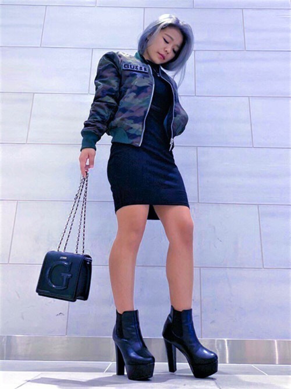 その他のその他アウター、ブラック系のワンピース、ブラック系のショルダーバッグを着用したレディースの秋コーディネートの1枚目の写真