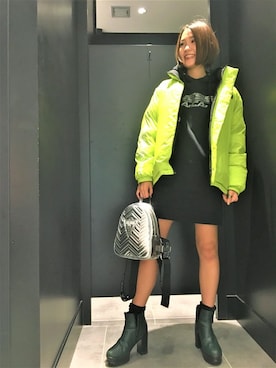 「アイテム（バックパック/リュック、シルバー系）」を使った、GUESS JAPANさん（レディース・163cm）の秋コーディネート