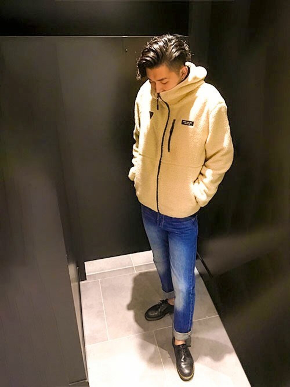 「カジュアル、シンプル、ボア、秋のコーデ、スポーツミックス、デニムパンツ、ロゴスウェット、guess」｜「GuessのBOA REVERSIBLE ZIP UP JACKET（その他アウター、ベージュ系）」を使った、GUESS JAPANさん（メンズ・188cm）の秋コーディネートの1枚目の写真