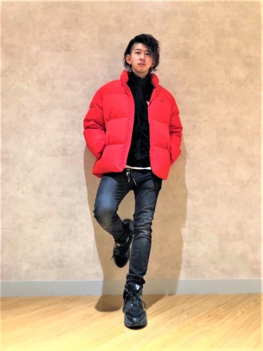 「スウェット、ダウンジャケット、カジュアル、ロゴ、スポーツミックス、デニムパンツ、guess」｜「GuessのTRIANGLE LOGO DOWN JACKET（ダウンジャケット/コート、レッド系）」を使った、GUESS JAPANさん（メンズ・183cm）の秋コーディネートの1枚目の写真