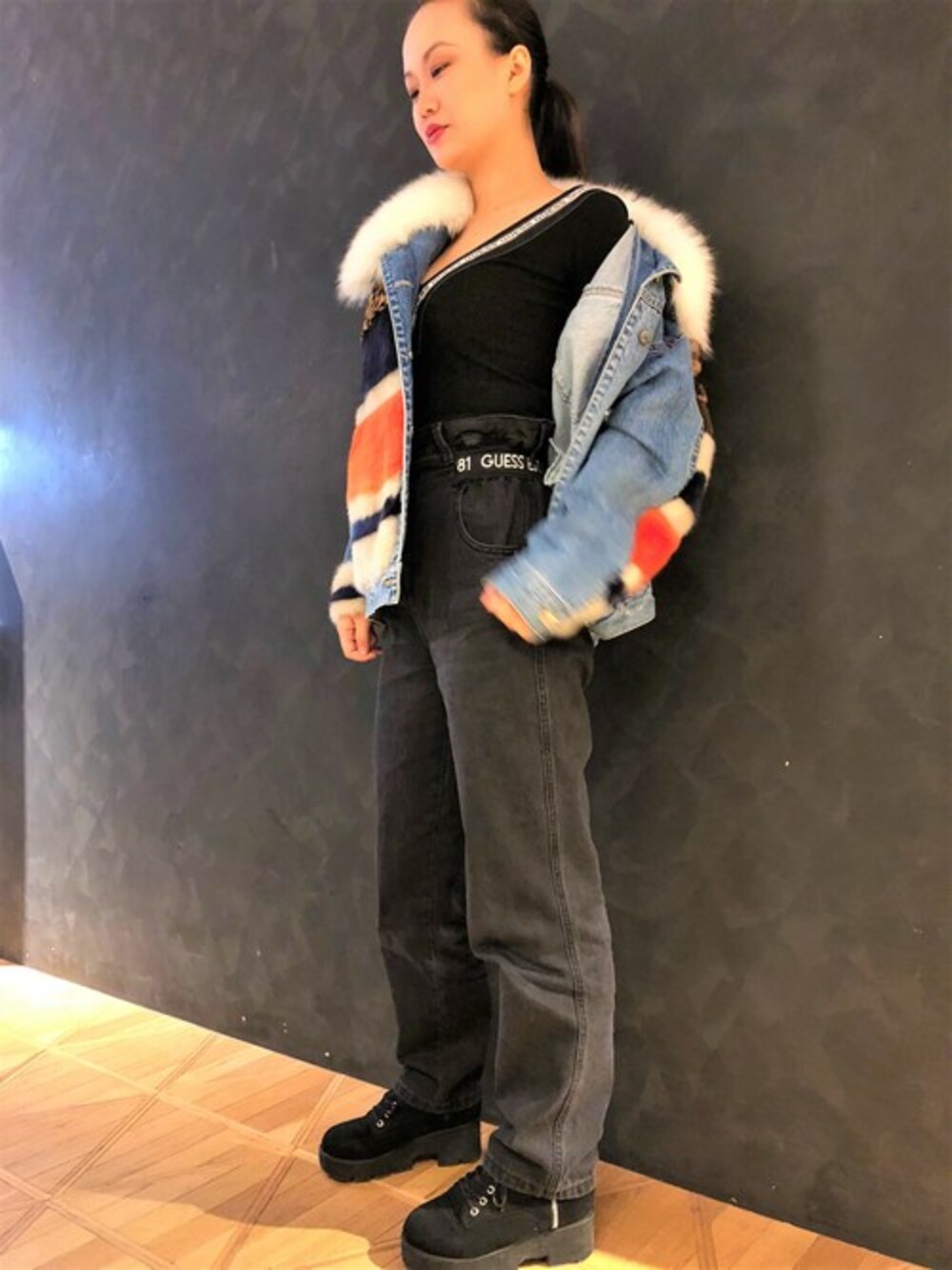 ブルー系のデニムジャケット、ブラック系のその他トップス、ブラック系のデニムパンツを着用したレディースの秋コーディネートの1枚目の写真