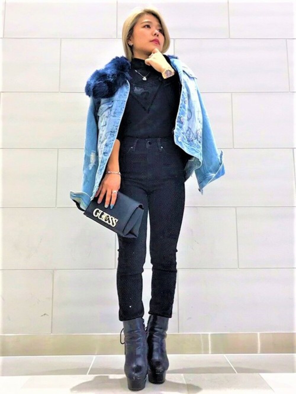 ブルー系のデニムジャケット、ブラック系のニット/セーター、その他のデニムパンツを着用したレディースの秋コーディネートの1枚目の写真