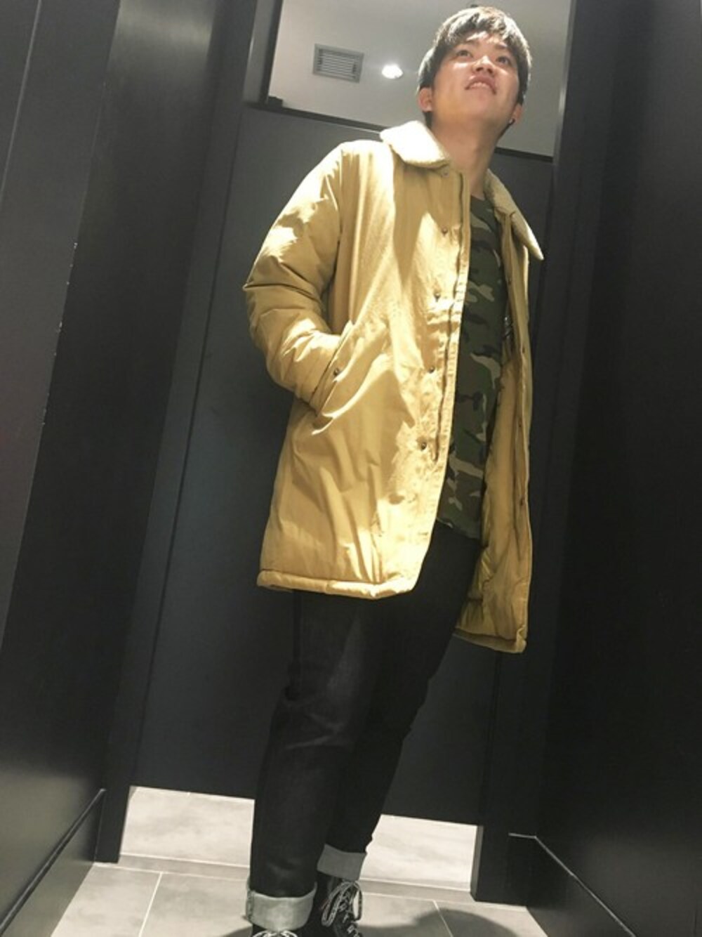 「ジャケット、アウター、ミリタリー、カジュアル、スキニー、迷彩、カバーオール、冬コーデ、黒スキニー、guess」｜「GuessのBOA COLLAR DOWN JACKET（ダウンジャケット/コート、ベージュ系）」を使った、GUESS JAPANさん（レディース・173cm）の冬コーディネートの1枚目の写真