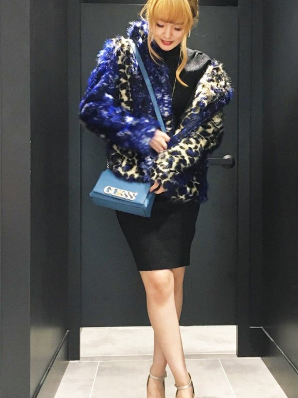 「ファー、アウター、ワンピース、レオパード、ブルー、レオパード柄、バッグ、ファーコート、guess、ファーアウター」｜「GuessのWILD KINGDOM FAUX-FUR COAT（その他アウター、ブルー系）」を使った、GUESS JAPANさん（レディース・162cm）の冬コーディネートの1枚目の写真