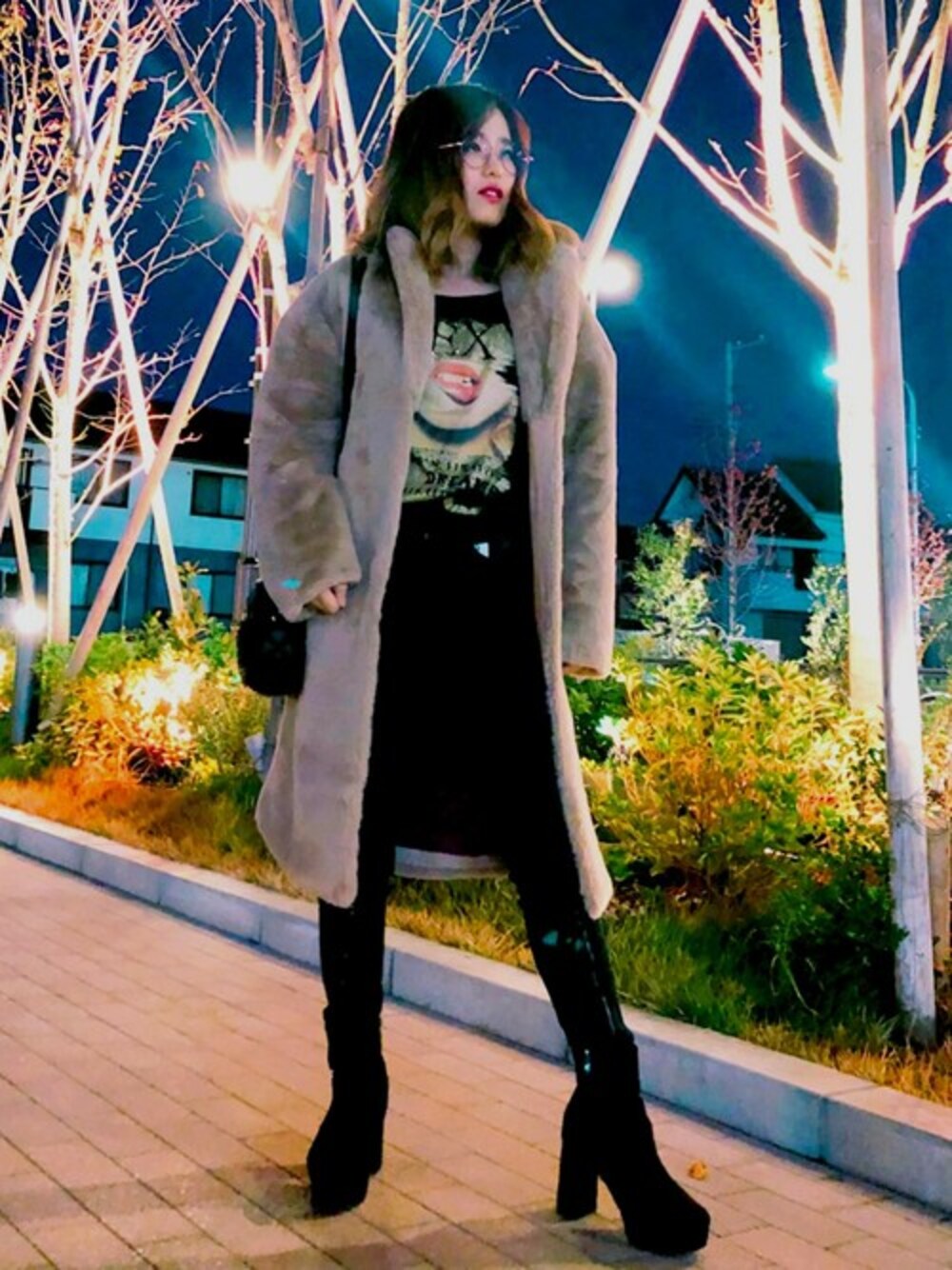 ブラック系のTシャツ/カットソー、ブルー系のデニムパンツ、ベージュ系のその他アウターを着用したレディースの冬コーディネートの1枚目の写真