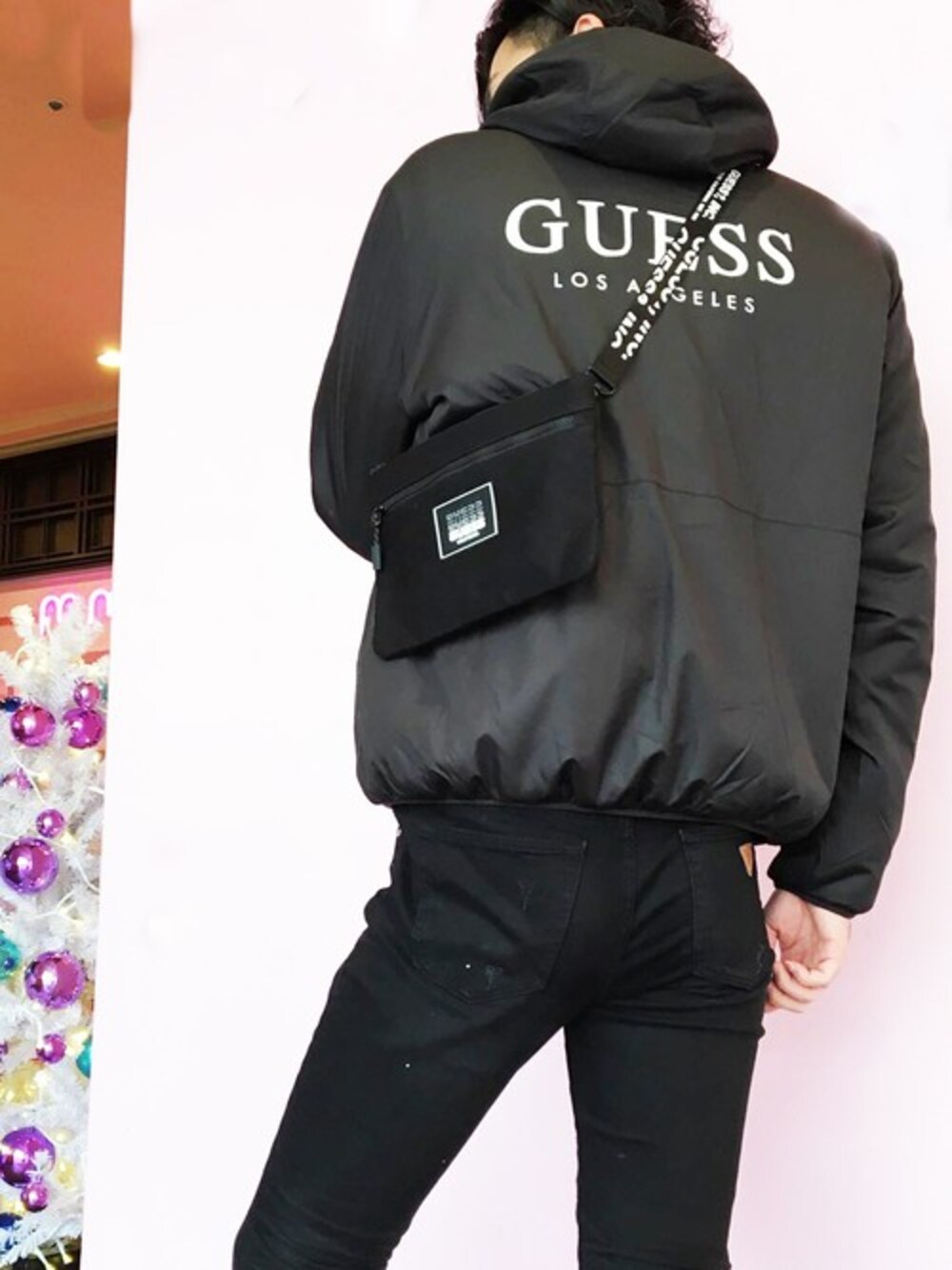 「カジュアル、ブラック、ショルダーバッグ、バッグ、ブラックコーデ、カジュアルコーデ、バックプリント、guess、バックスタイル、メンズコーデ」｜「GuessのUNISEX LOGO REVERSIBLE HOODED ZIP UP JACKET（その他アウター、グレー系）」を使った、GUESS JAPANさん（メンズ・187cm）の冬コーディネートの1枚目の写真