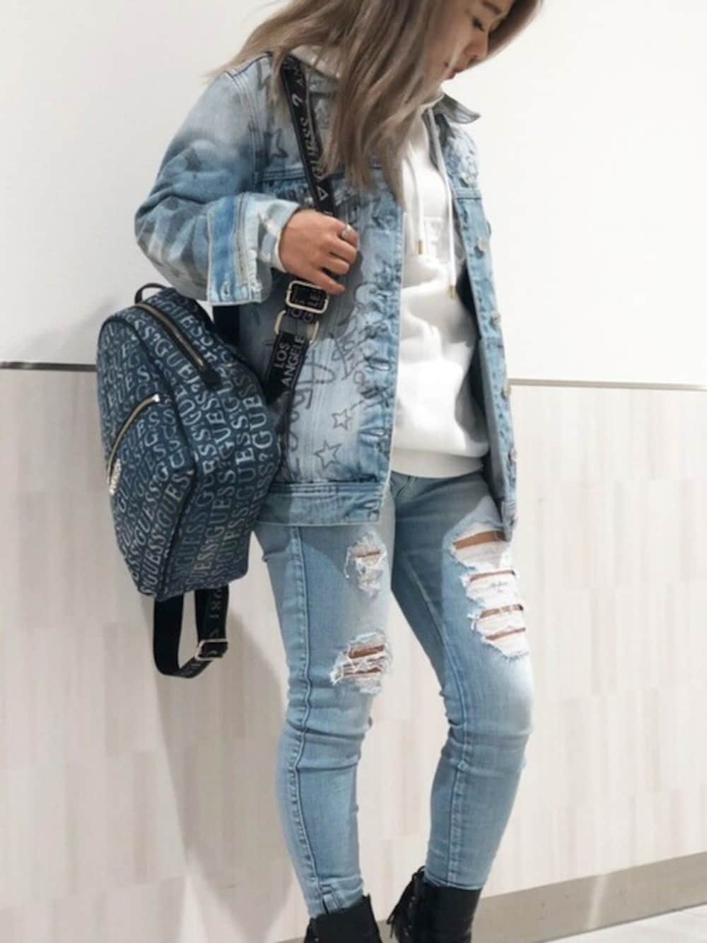 「ファー、デニム、アウター、バックパック、リュック、デニムジャケット、パーカー、低身長、デニムコーデ、guess」｜「GuessのRONNIE LARGE BACKPACK（バックパック/リュック、ブルー系）」を使った、GUESS JAPANさん（レディース・139cm）の冬コーディネートの1枚目の写真
