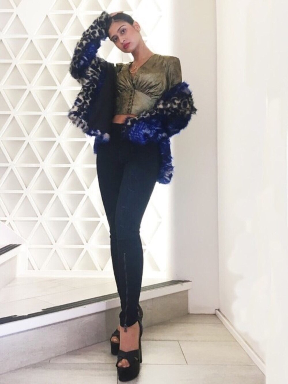 ブルー系のその他アウター、ゴールド系のシャツ/ブラウス、ブルー系のデニムパンツを着用したレディースの冬コーディネートの1枚目の写真