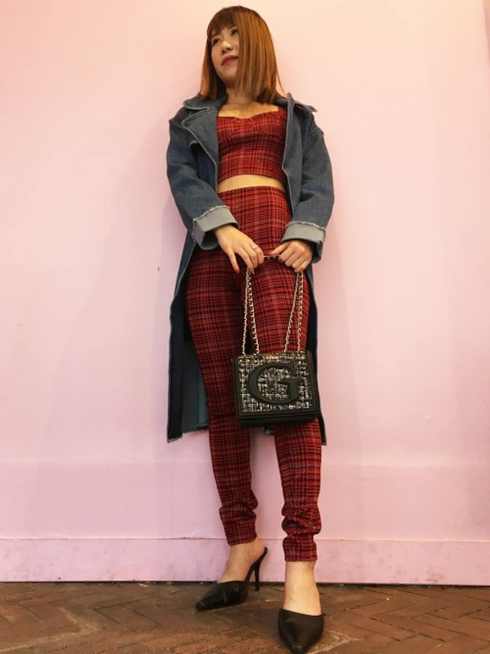 ブラック系のショルダーバッグ、レッド系のキャミソール、レッド系のその他パンツを着用したレディースの冬コーディネートの1枚目の写真