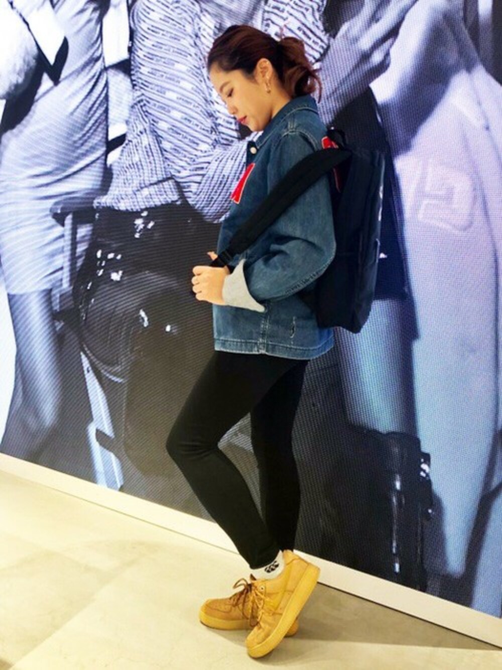 ブラック系のバックパック/リュック、ブラック系のその他パンツ、ブルー系のデニムジャケットを着用したレディースの冬コーディネートの1枚目の写真