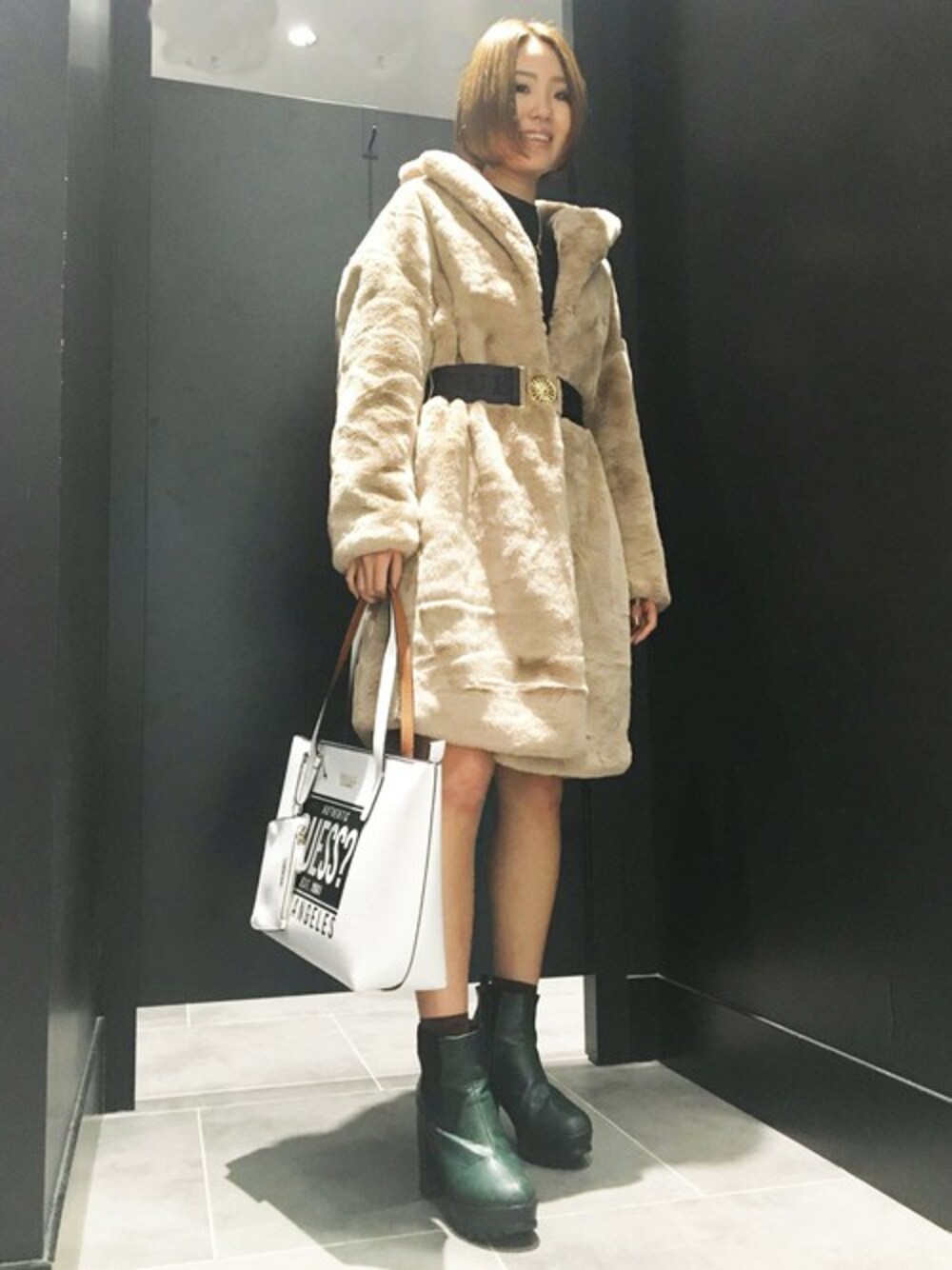 「ファー、アウター、トートバッグ、ワンピース、ベージュ、バッグ、冬コーデ、ファーコート、guess、ファーアウター」｜「GuessのHARLOW MESH-TRIM DRESS（ワンピース、ブラック系）」を使った、GUESS JAPANさん（レディース・162cm）の冬コーディネートの1枚目の写真