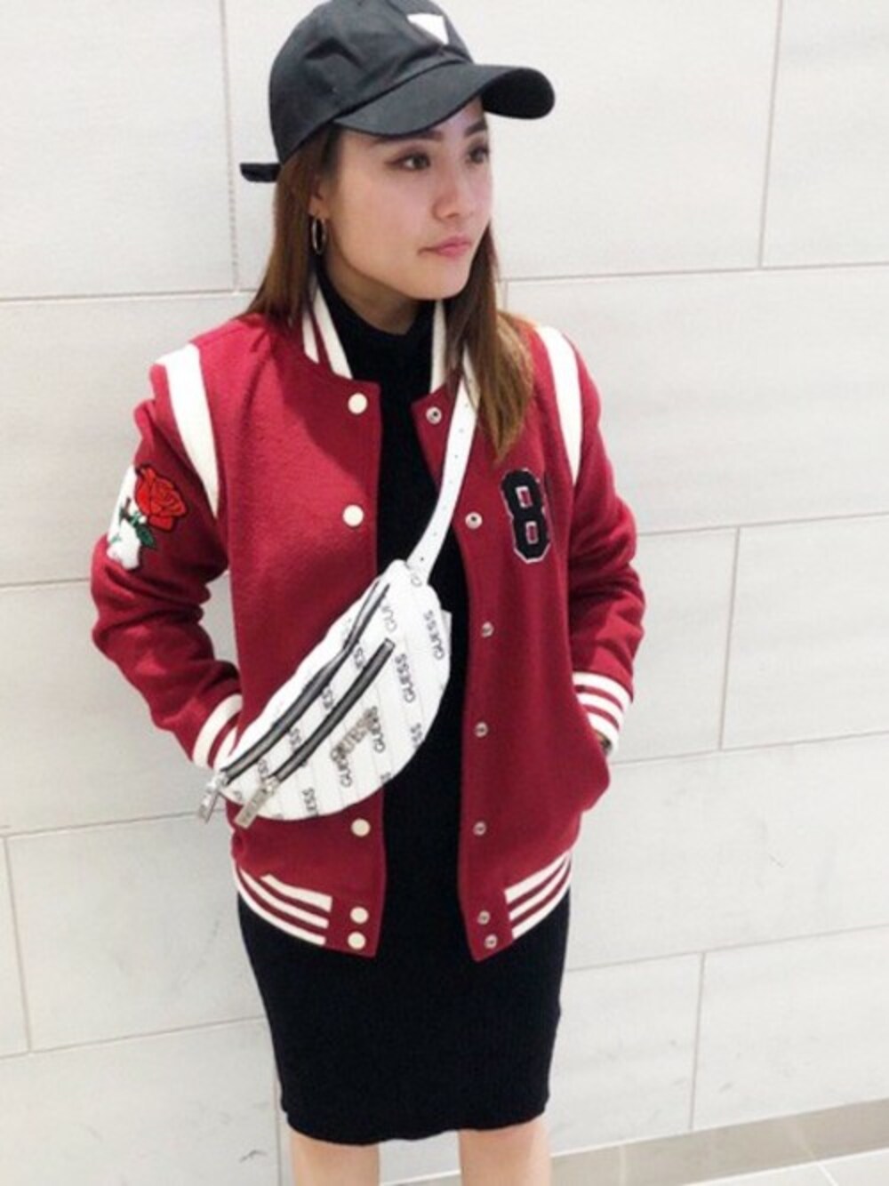 ホワイト系のボディバッグ/ウエストポーチを着用したレディースの冬コーディネートの1枚目の写真