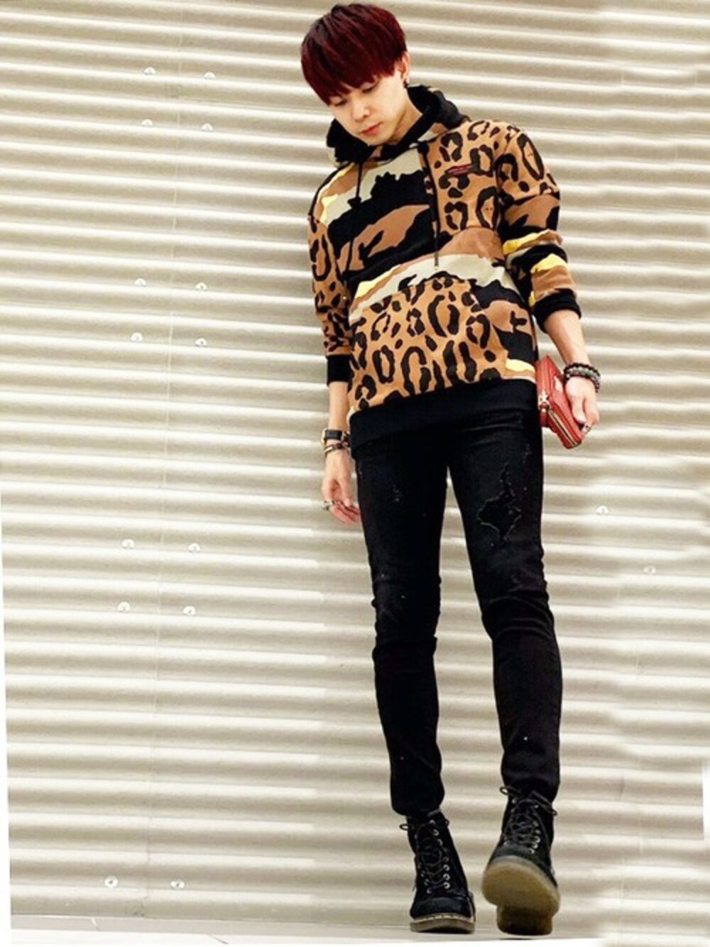 ブラウン系のパーカー、レッド系の財布を着用したメンズの冬コーディネートの1枚目の写真