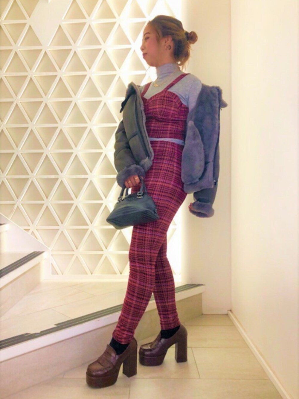 レッド系のキャミソール、レッド系のその他パンツ、ブラック系のハンドバッグを着用したレディースの冬コーディネートの1枚目の写真