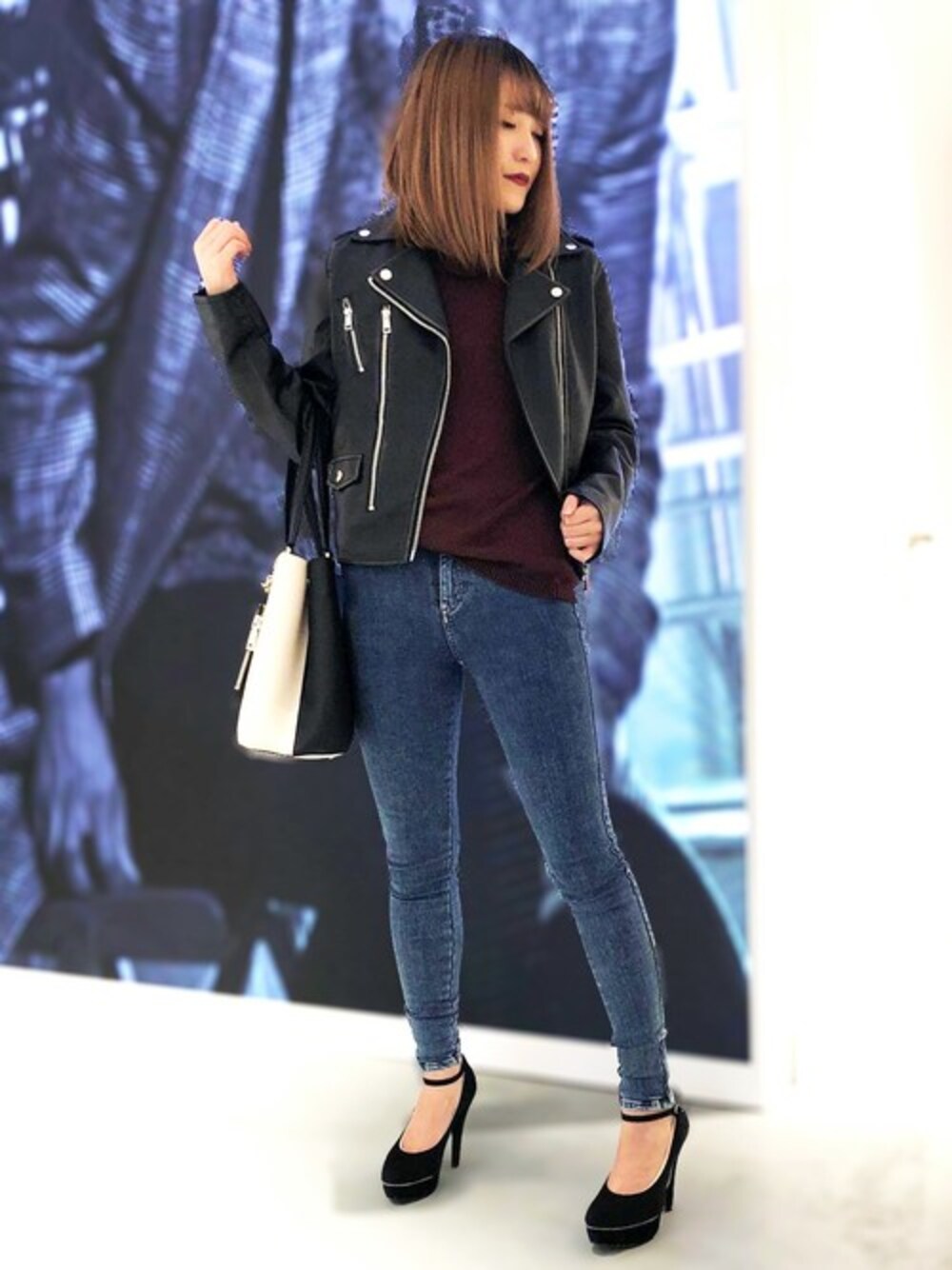 「ニット、デニム、カジュアル、ライダース、ライダースジャケット、大人カジュアル、スキニーデニム、カジュアルコーデ、guess、オトナカジュアル」｜「GuessのHADRIA METALLIC TURTLENECK SWEATER（ニット/セーター、ブラウン系）」を使った、GUESS JAPANさん（レディース・159cm）の冬コーディネートの1枚目の写真
