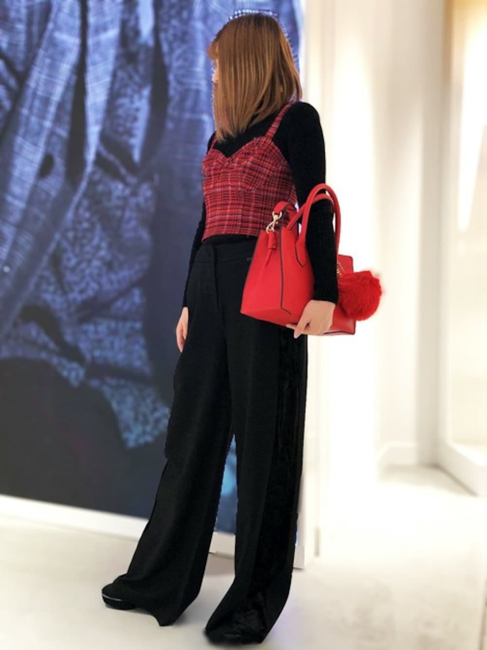 ブラック系のその他パンツ、レッド系のハンドバッグ、レッド系のキャミソールを着用したレディースの冬コーディネートの1枚目の写真