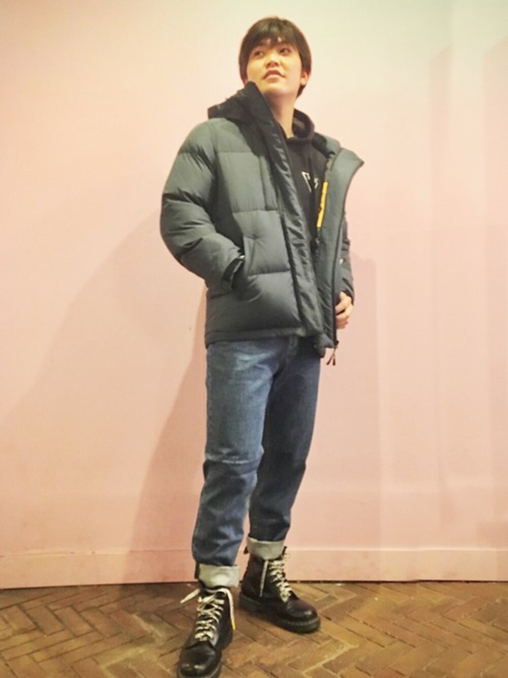 「デニム、アウター、ダウンジャケット、パーカー、メンズ、カーキ、カジュアルコーデ、guess、メンズコーデ、冬アウター着回しチャレンジ」｜「GuessのDOWN JACKET（ダウンジャケット/コート、グリーン系）」を使った、GUESS JAPANさん（メンズ・175cm）の冬コーディネートの1枚目の写真