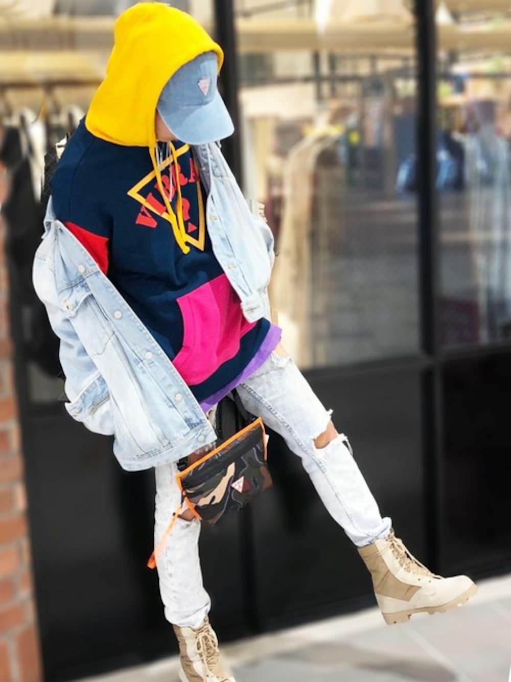 ブルー系のデニムジャケット、ブルー系のパーカー、パープル系のTシャツ/カットソーを着用したメンズの冬コーディネートの1枚目の写真