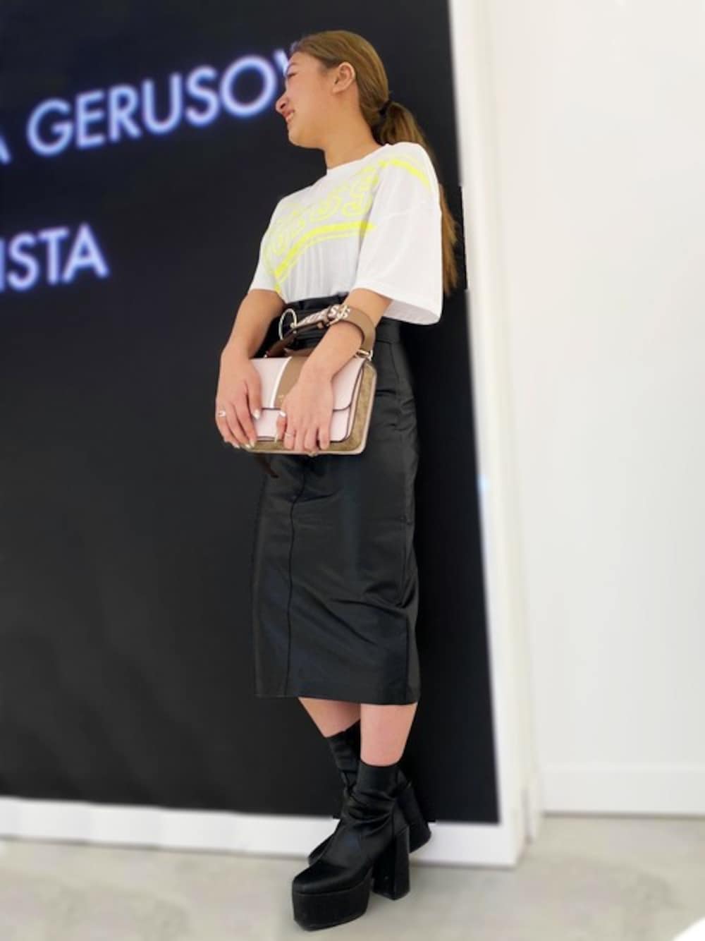 ブラック系のスカートを着用したレディースの冬コーディネートの1枚目の写真