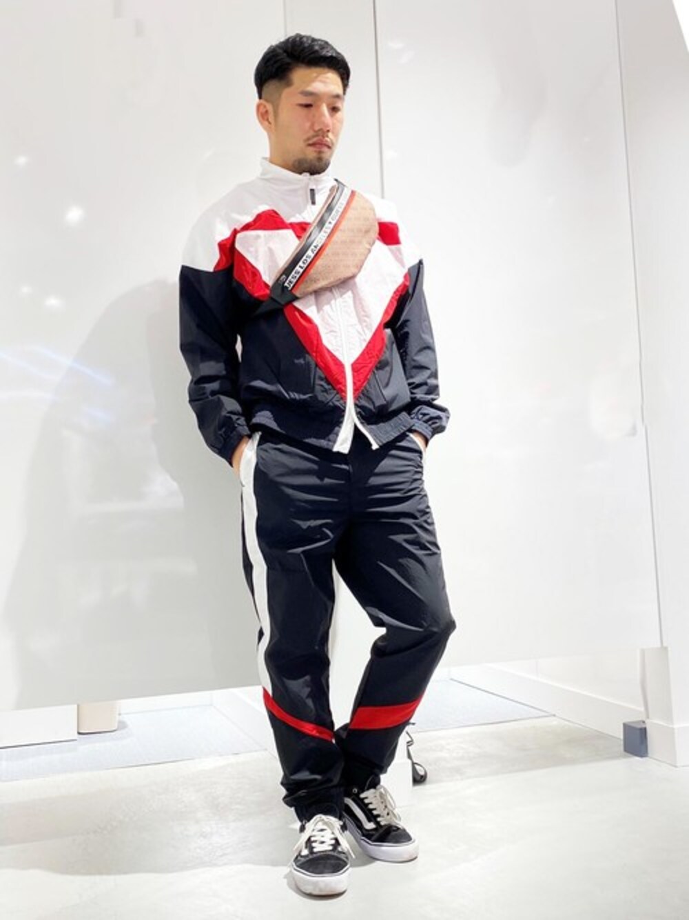 「アウター、セットアップ、カジュアル、スポーツミックス、ナイロンジャケット、スポーツmix、スポーティー、guess」｜「GuessのSPORTY TRIANGLE LOGO WINDBREAKER（ナイロンジャケット、ホワイト系）」を使った、GUESS JAPANさん（メンズ・170cm）の冬コーディネートの1枚目の写真