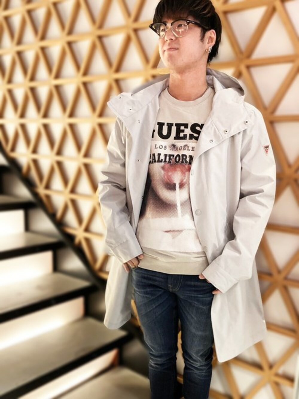 ホワイト系のその他アウター、ブルー系のデニムパンツを着用したメンズの冬コーディネートの1枚目の写真