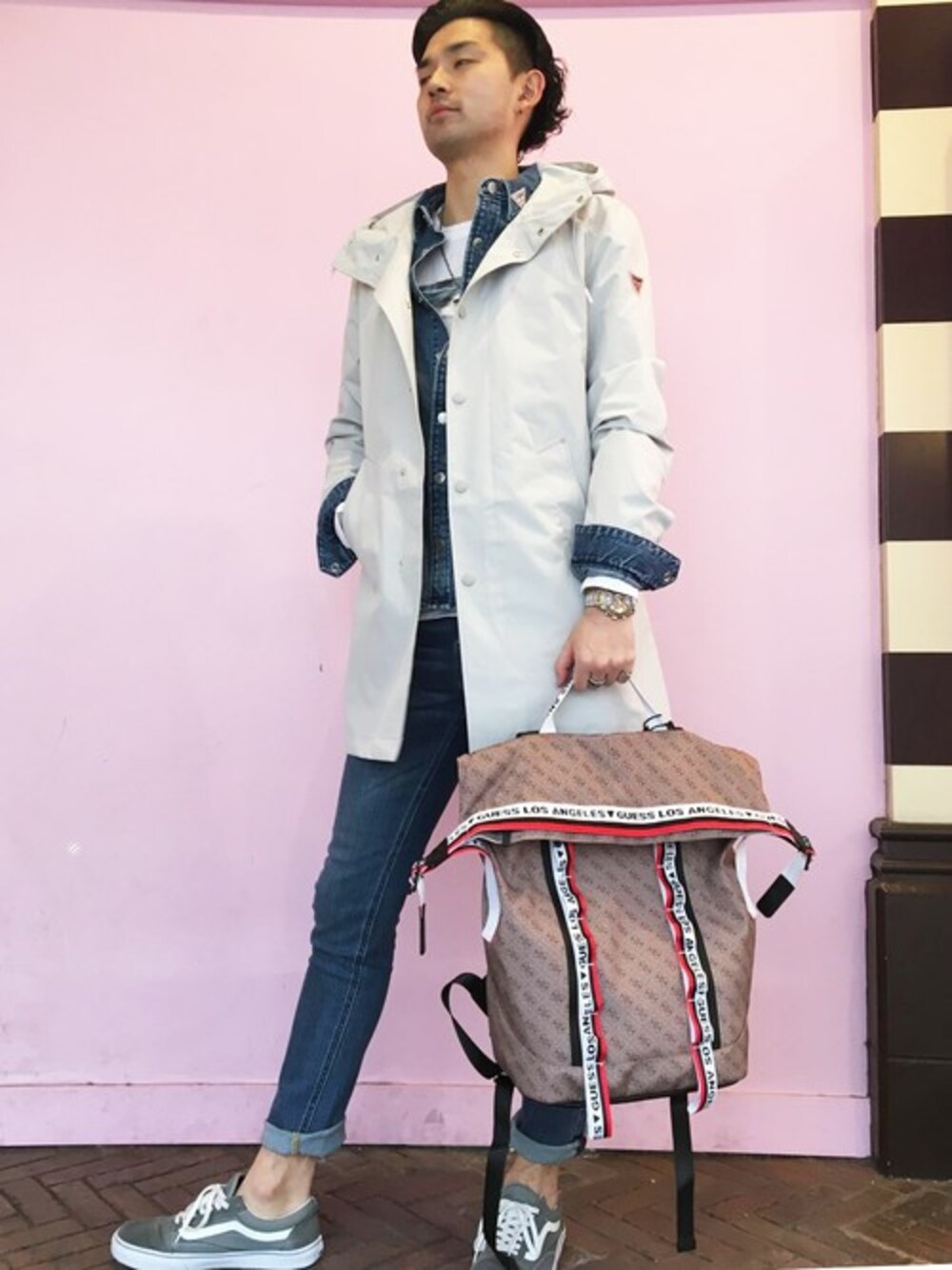 ブルー系のデニムパンツを着用したメンズの冬コーディネートの1枚目の写真