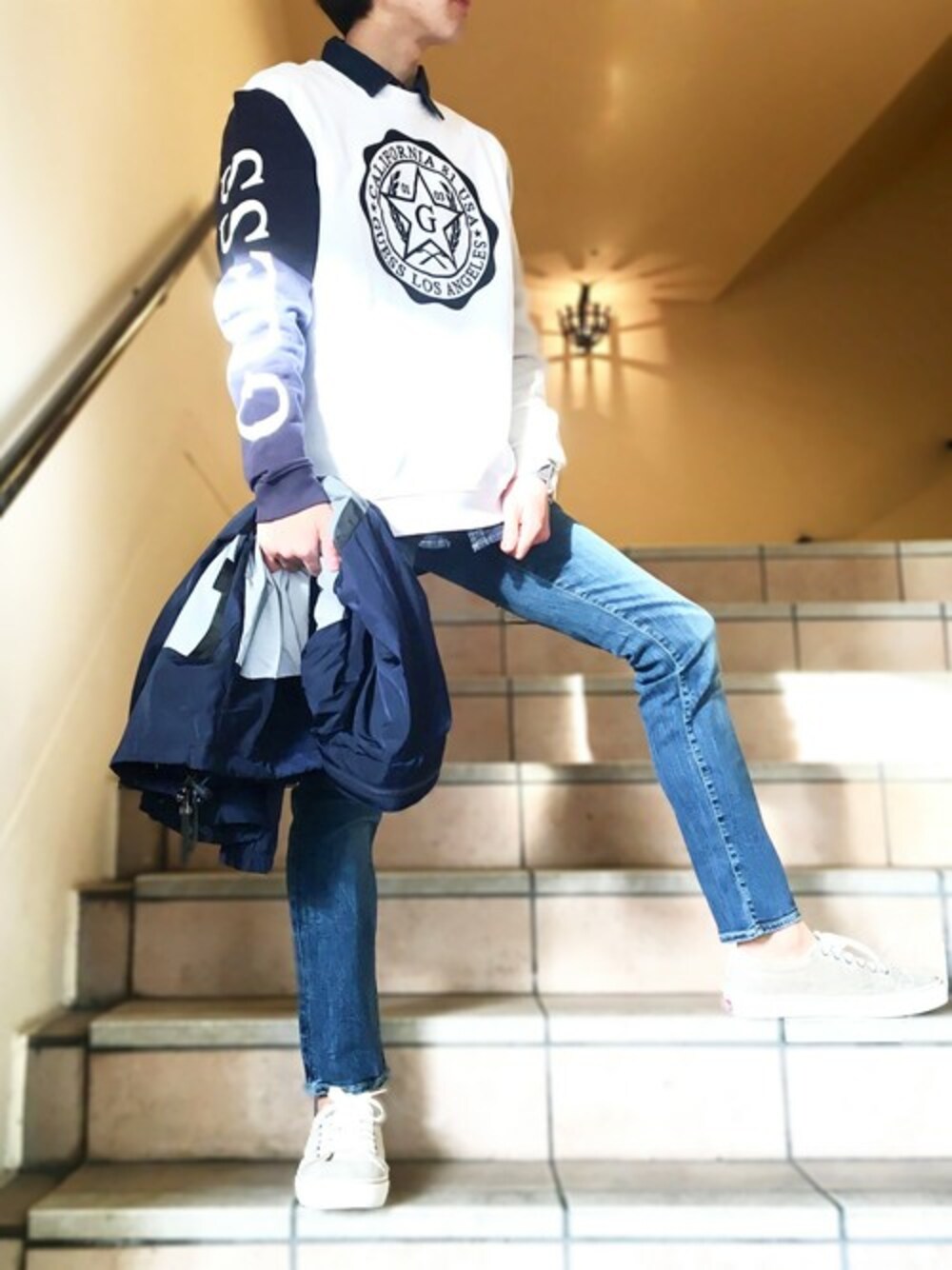 その他のナイロンジャケット、ブルー系のデニムパンツを着用したメンズの冬コーディネートの1枚目の写真