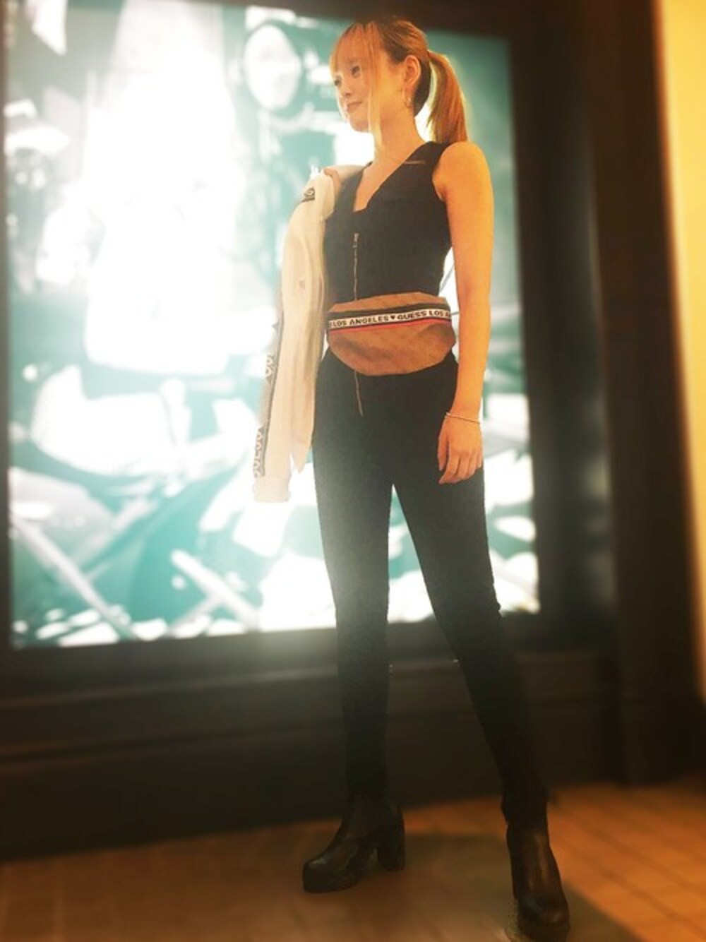 「シンプル、ブラック、オールインワン、ブラックコーデ、スポーツミックス、ジャンプスーツ、ウエストバッグ、guess」｜「GuessのMARA DENIM JUMPSUIT（サロペット/オーバーオール、ブラック系）」を使った、GUESS JAPANさん（レディース・162cm）の冬コーディネートの1枚目の写真