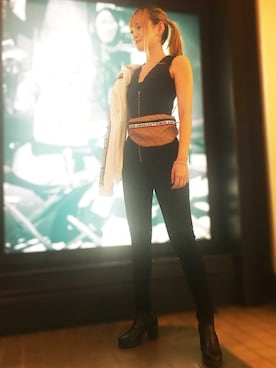 「Guess（ゲス）のアイテム（サロペット/オーバーオール）」を使った、GUESS JAPANさん（レディース・162cm）の冬コーディネート