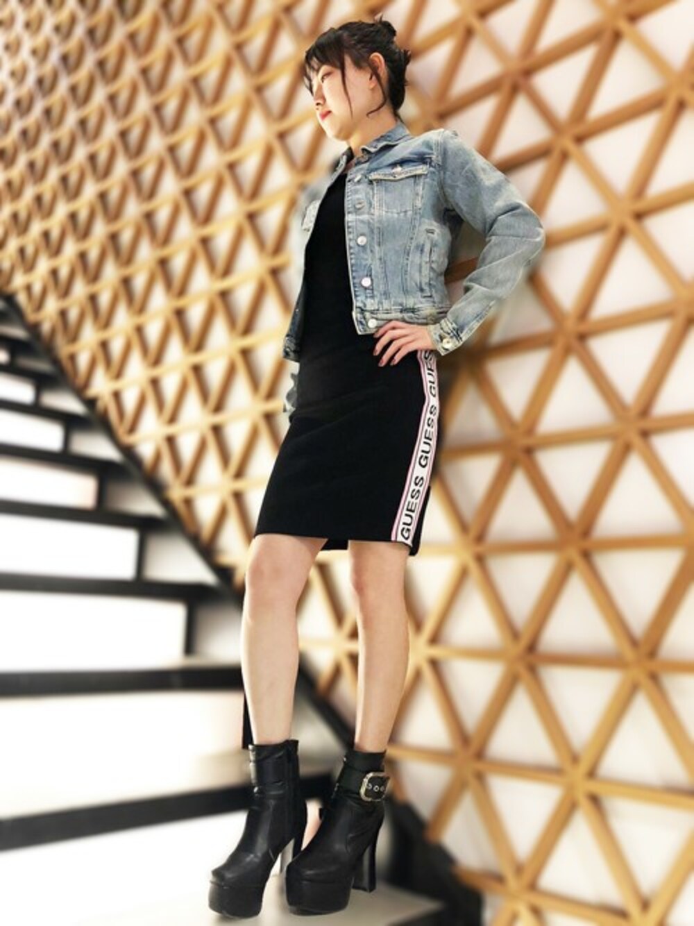 ブラック系のワンピース、ブルー系のデニムジャケットを着用したレディースの冬コーディネートの1枚目の写真